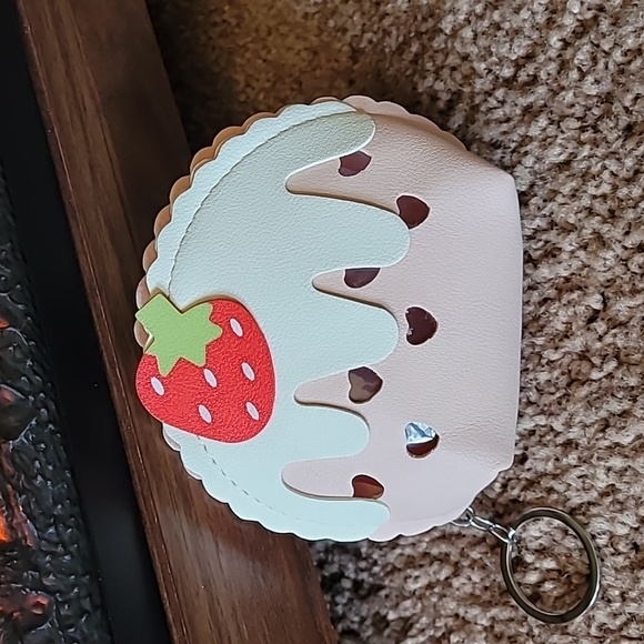 Strawberry keychain case Strawberry keychain case Strawberry keychain case Straw - Picture 5 of 12